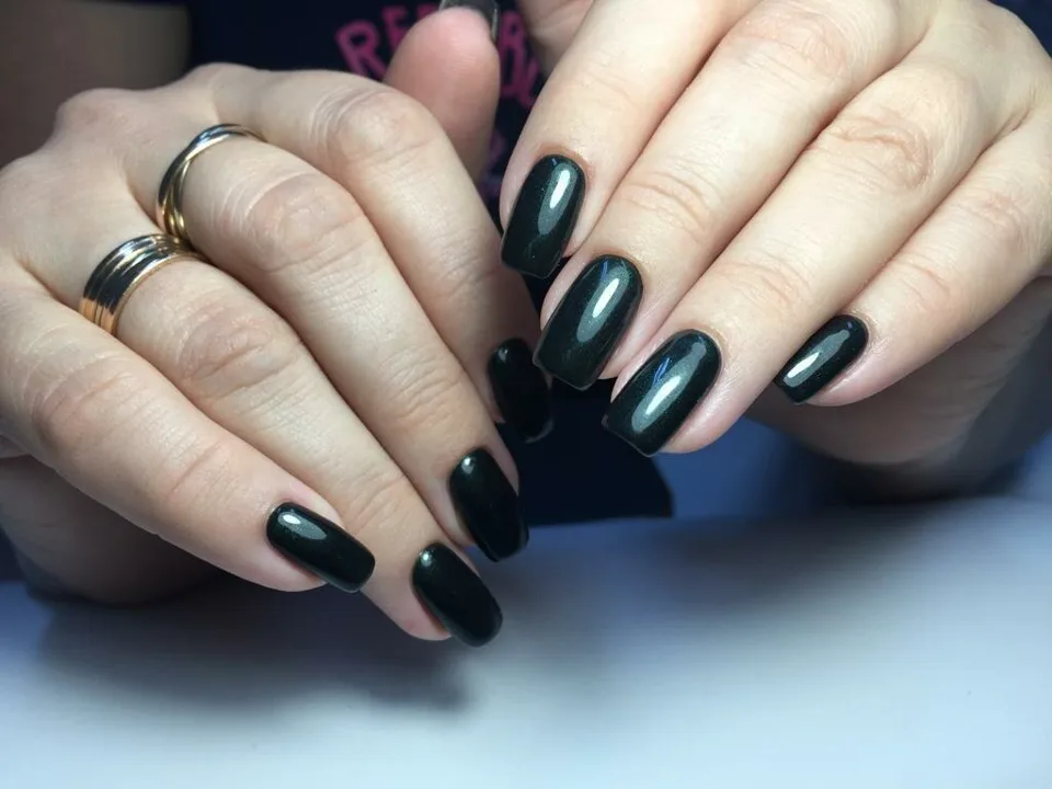 Тёмный маникюр из галереи Лайк